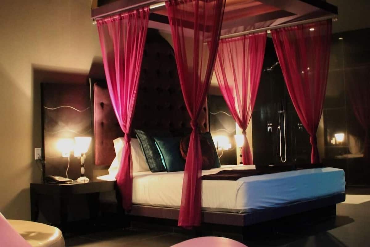 Suite Arabe con Cama Redonda | Sistema de insonorización, wifi gratis, ropa de cama