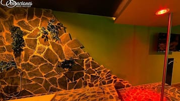 時尚套房 (Jungla with Round Bed) | 隔音、免費 Wi-Fi、床單