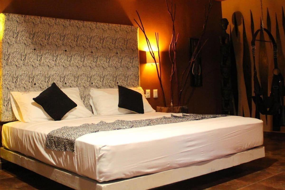 Suite Africa con Cama Redonda | Sistema de insonorización, wifi gratis, ropa de cama