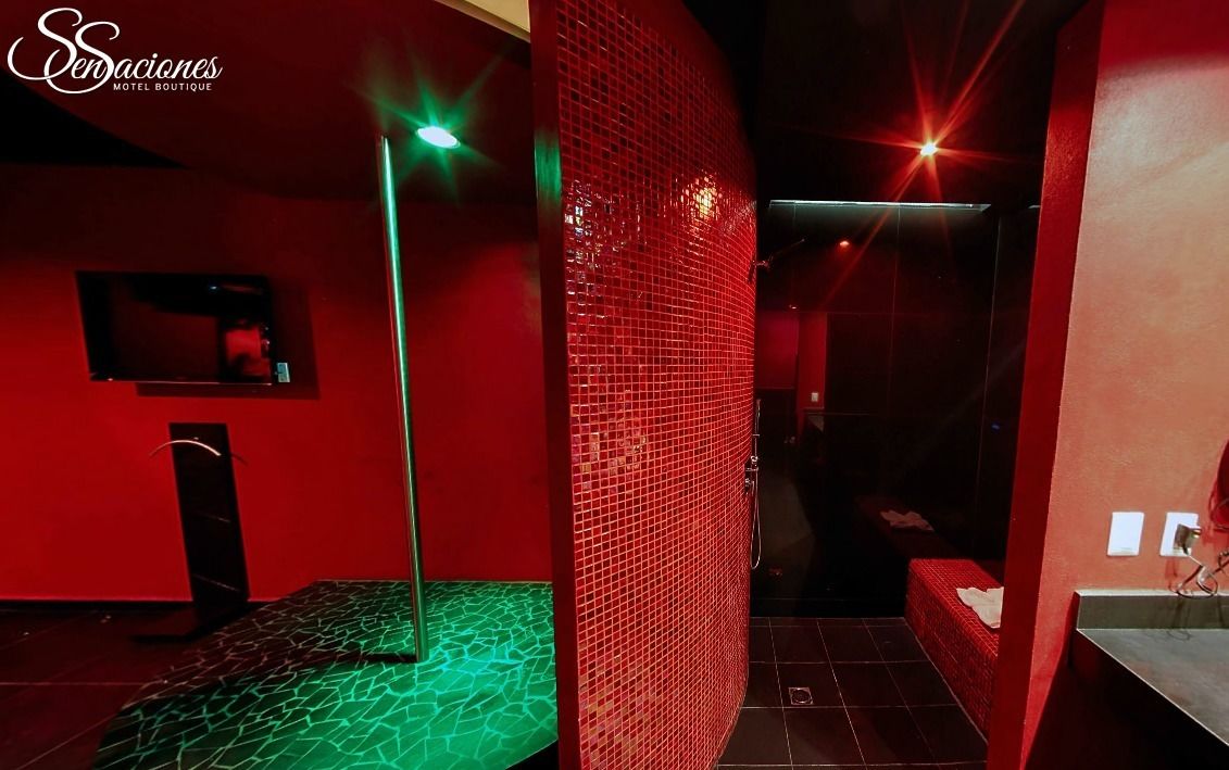 高级套房 (Roja with Round Bed) | 浴室 | 名牌洗护用品、吹风机、毛巾