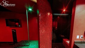 Suite Roja con Cama Redonda | Baño