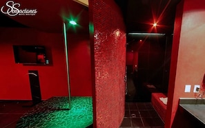 高級套房 (Roja with Round Bed) | 浴室 | 名牌盥洗用品、吹風機、毛巾