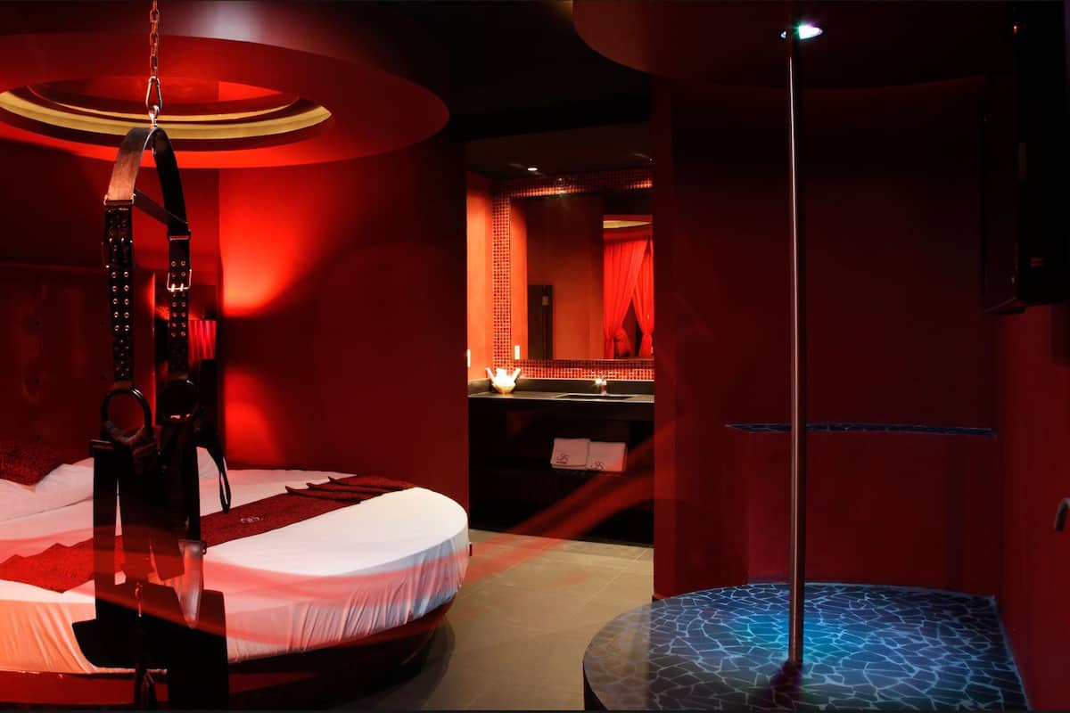 Suite Roja con Cama Redonda | Sistema de insonorización, wifi gratis, ropa de cama