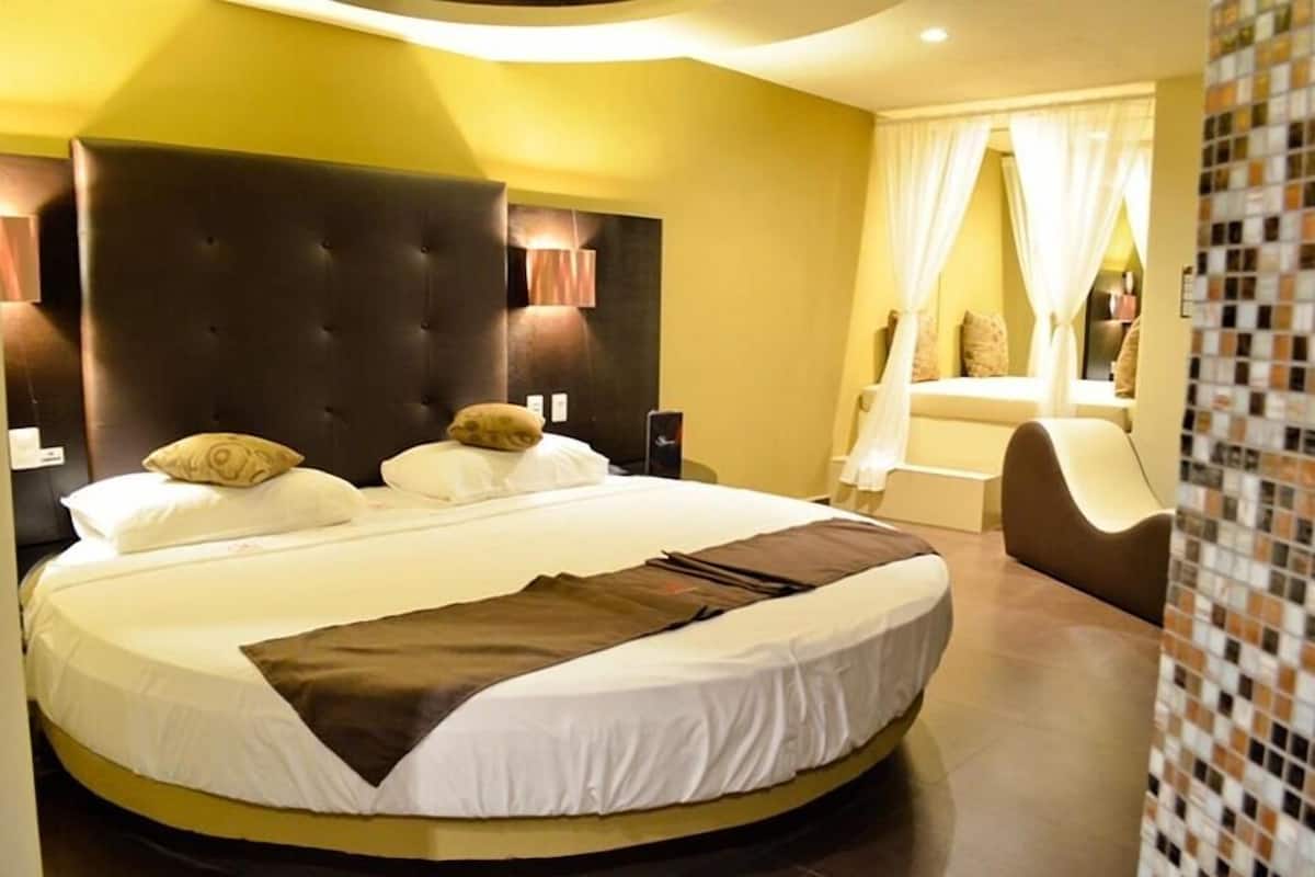 Sensaciones Suite con Cama Redonda | Sistema de insonorización, wifi gratis, ropa de cama