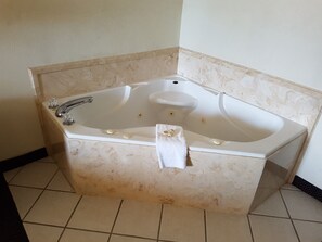 Premium Room, 1 King Bed with Spa Bath | Badezimmer