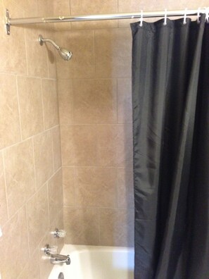 Combined shower/bathtub, deep-soaking bathtub, free toiletries, towels - Traveller's Choice Motel (Windsor)