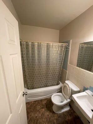 Bathroom - Traveller's Choice Motel (Windsor)