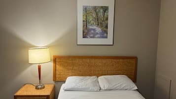 Escritorio, cortinas opacas, wifi gratis y ropa de cama