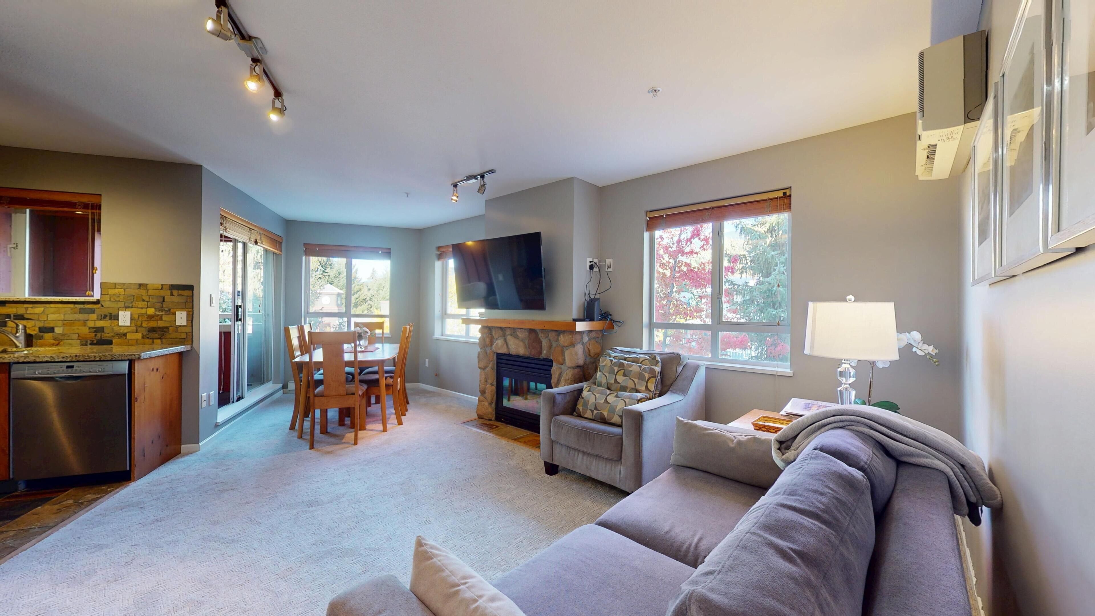 Luxury Suite, 1 Bedroom (DL341) | Living area | Flat-screen TV, fireplace, DVD player