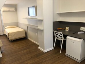 Minibar, Zimmersafe, Schreibtisch, Verdunkelungsvorhänge