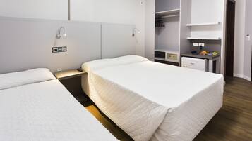 Frigobar, cofres nos quartos, escrivaninha, cortinas blackout