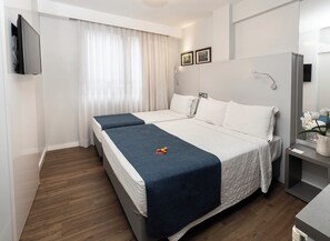 Triple Room | Minibar, in-room safe, desk, blackout drapes - Tropikalya Prime Hotel (Balneário Camboriú)