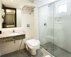Triple Room | Bathroom | Shower, free toiletries, hair dryer, towels