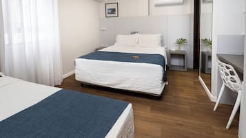 Minibar, caja de seguridad en la habitación y escritorio