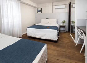 Minibar, caja de seguridad en la habitación y escritorio 