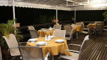 Breakfast, lunch and dinner served