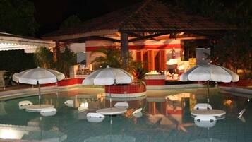 Indoor pool, 5 outdoor pools