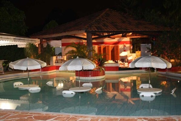 Sisäuima-allas, 5 ulkouima-allasta