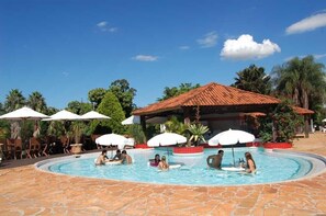 Kolam renang indoor dan 5 kolam renang outdoor