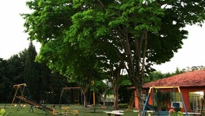 Kawasan main kanak-kanak – terbuka