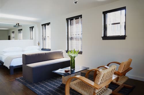 The Guardian Suite, One King Bed | Literie de qualité, lit avec matelas à plateau-coussin, minibar