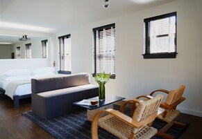 The Guardian Suite, One King Bed  | Ropa de cama de alta calidad, colchones con acolchado adicional, minibar