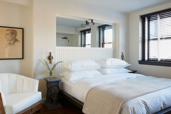 The King Room, One King Bed | Seprai premium, bantalan ekstra lembut, dan minibar