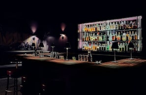 2 Bars/Lounges, Karaoke-Bar, Cocktailbar