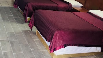 Escritorio, tabla de planchar con plancha, wifi gratis y ropa de cama