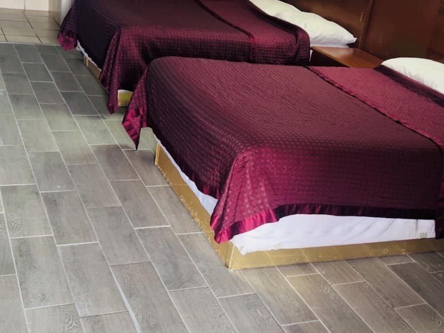 Habitació doble, no fumadors | Escriptori, planxa i posts de planxar, wifi gratuïta i roba de llit