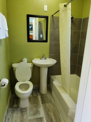 Combined shower/tub, hair dryer, towels - Travel Inn of Daytona (Daytona Beach)