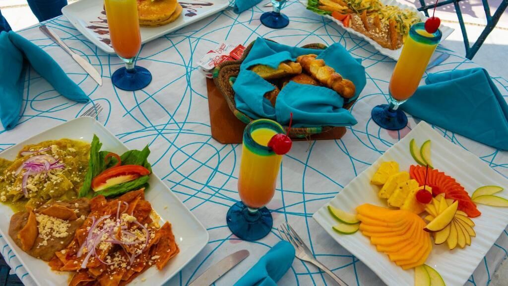 breakfast, lunch, dinner served; international cuisine