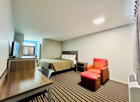 Escritorio, wifi gratis y ropa de cama . Suite 16 Motel