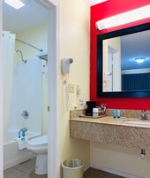 Combined shower/tub, free toiletries, hair dryer, towels