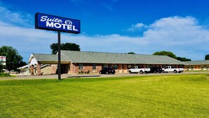Un motel con un letrero que dice 'Suite Motel'.