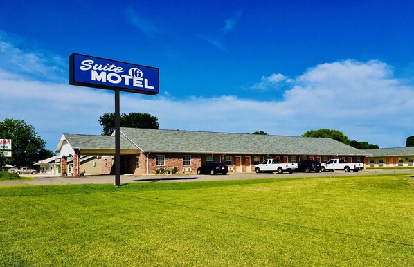 Front of property - Suite 16 Motel (Gore)