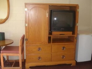 Desk, free WiFi, bed sheets - Village Inn (Tulare)