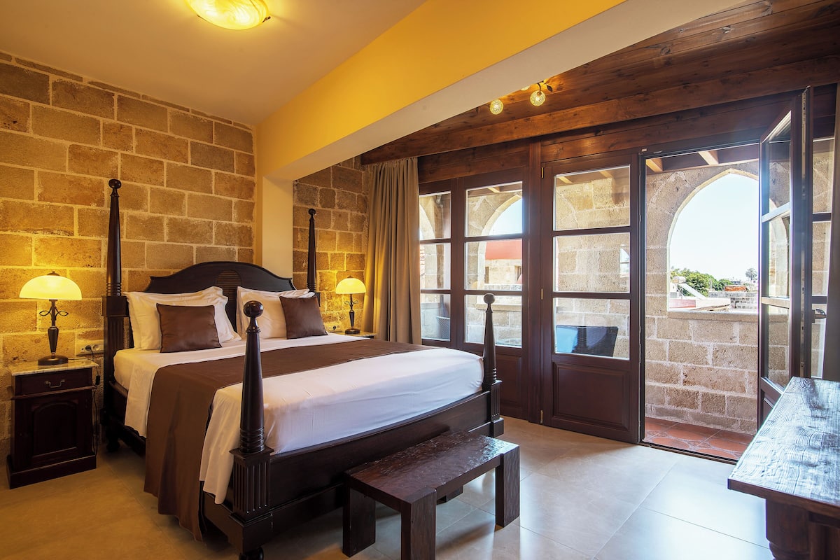 Deluxe Double Room, Balcony, City View | 1 bedroom, individually decorated, individually furnished