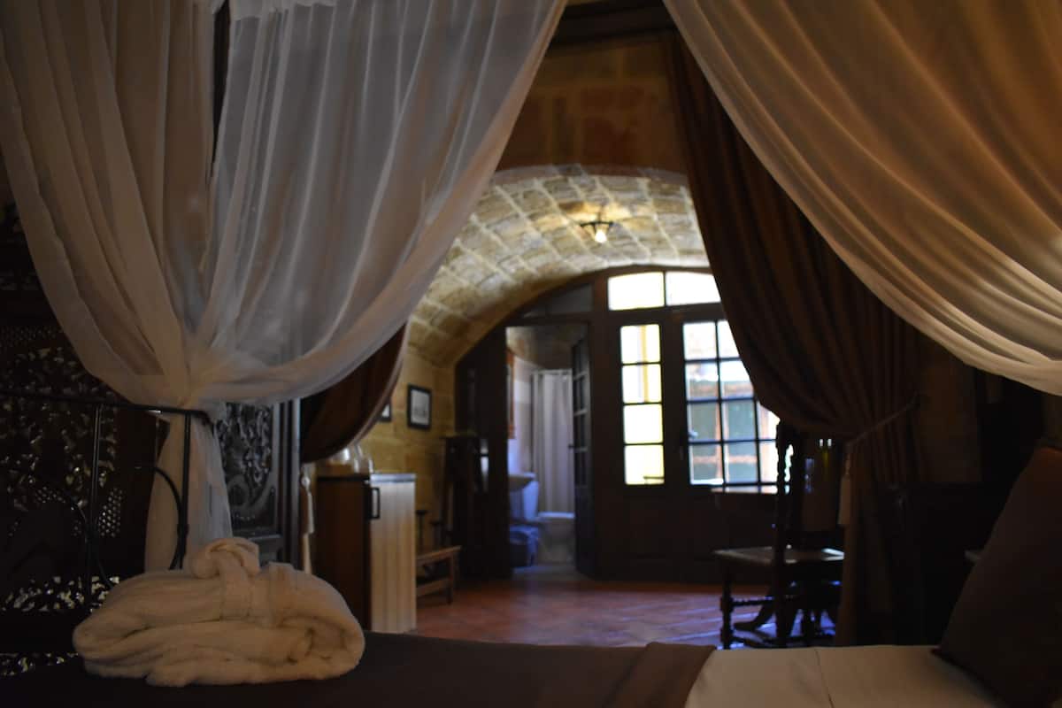 suite, annex building (medieval) | living area | flat-screen tv