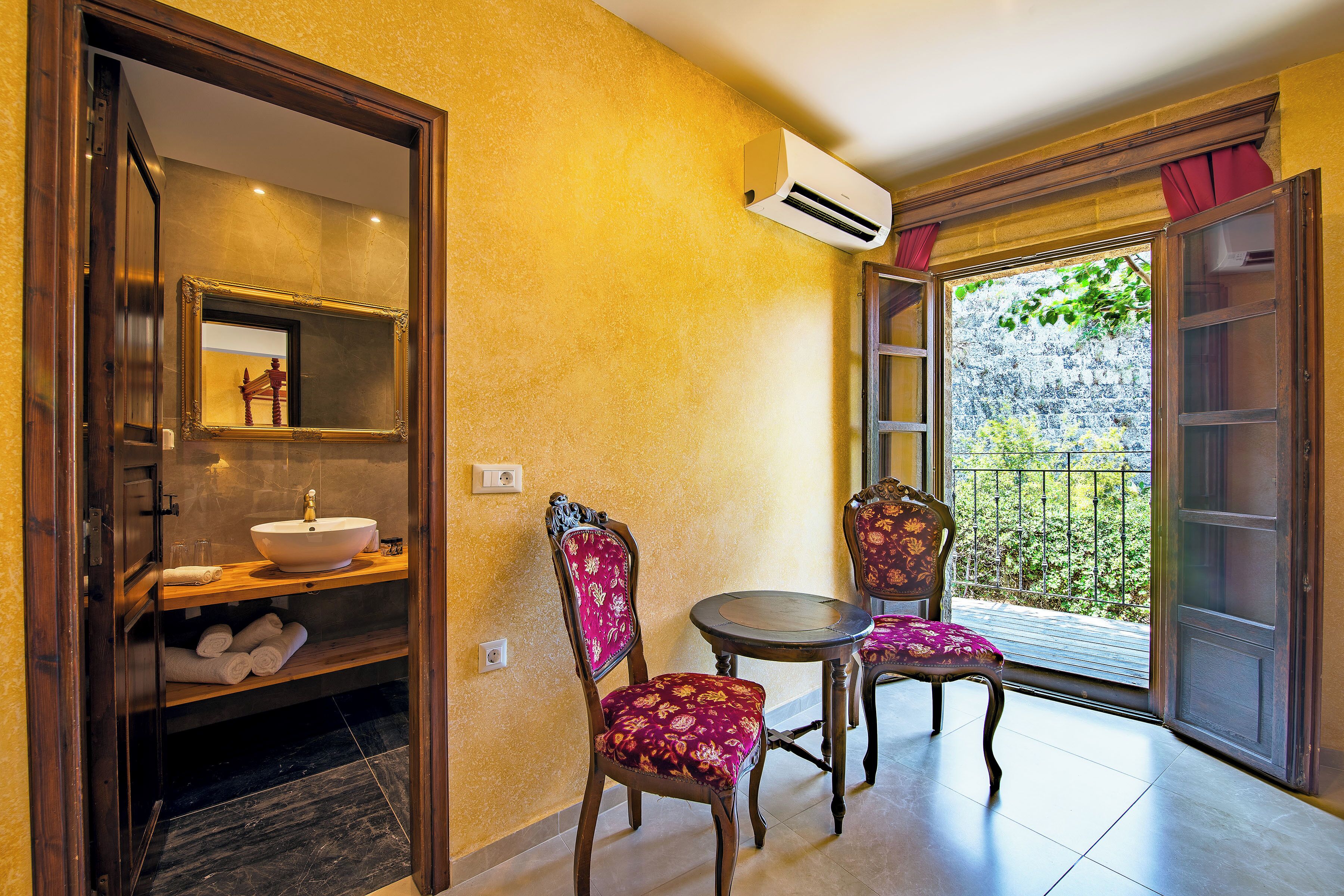 double room, 1 king bed | living area | flat-screen tv