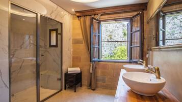 Superior Suite, Balcony, City View | Bathroom