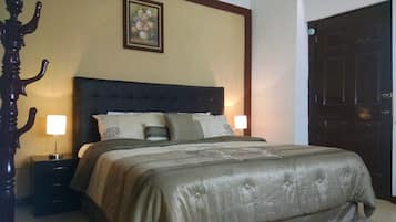 Habitación doble Confort, 1 cama King size | Caja de seguridad en la habitación y tabla de planchar con plancha