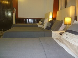 Caja de seguridad en la habitación y tabla de planchar con plancha 