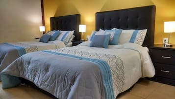 Neljän hengen comfort-huone, näköala uima-altaalle | Tallelokero huoneessa, silitysrauta/-lauta, ilmainen Wi-Fi