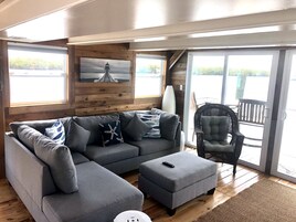 奢华平房 | 起居区 | 30-英寸纯平电视 （配备有线频道）、电视