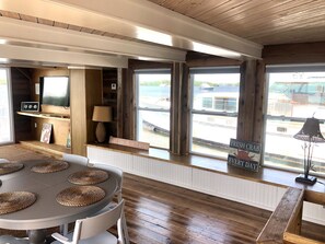 ลักซ์ชัวรี่บังกะโล | บริการอาหารในห้องพัก