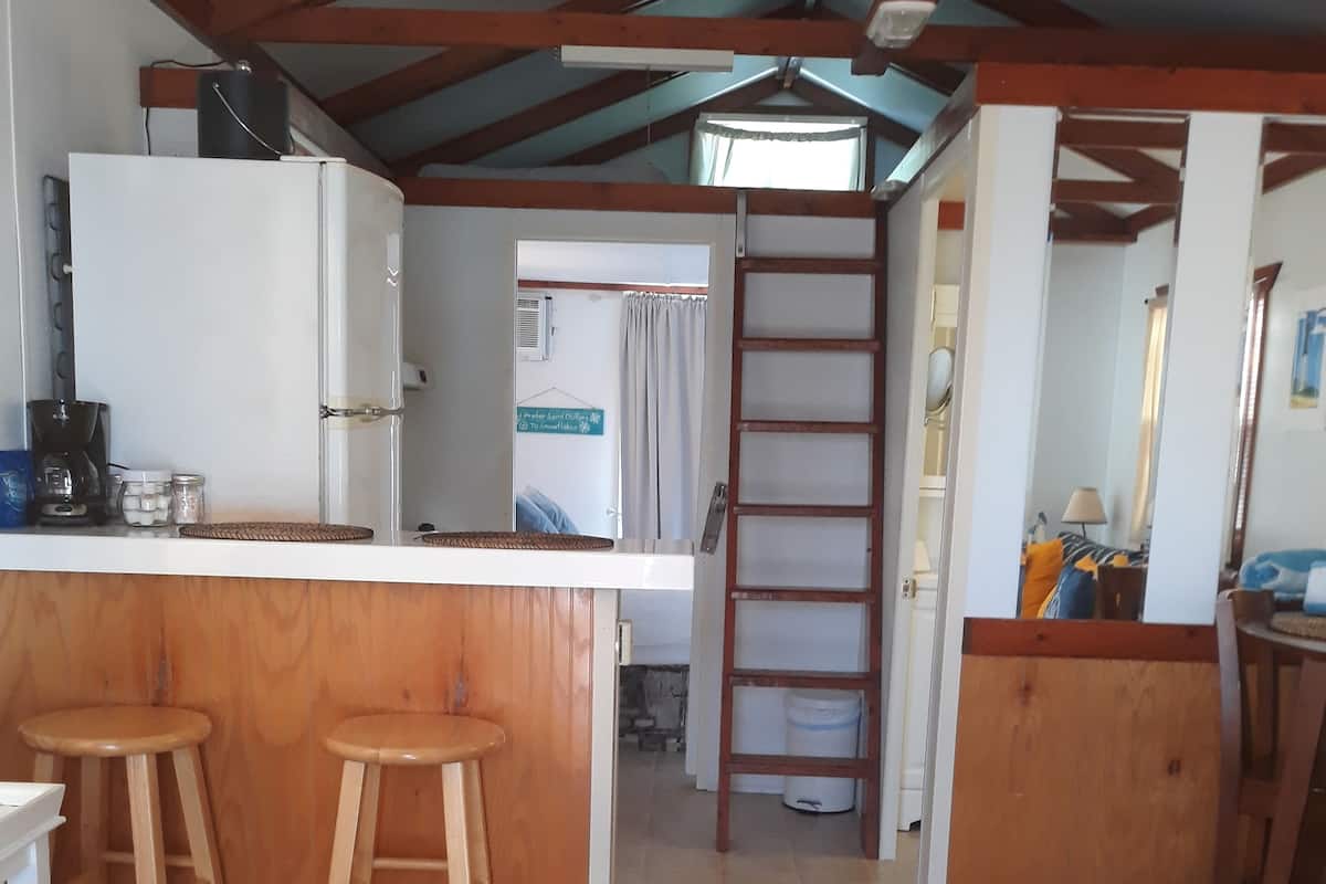 Refrigerador, microondas, cafetera/tetera, tostadora