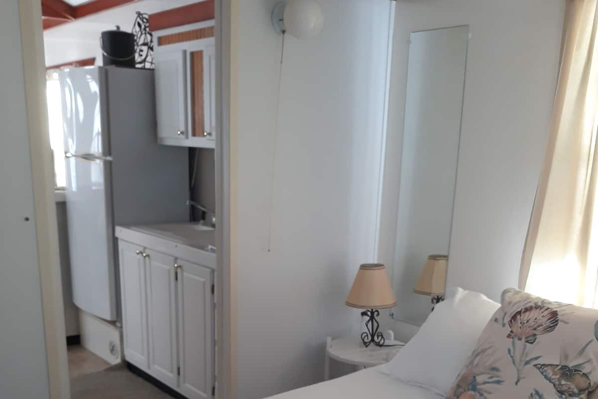 1 habitación, decoración personalizada y muebles diferentes