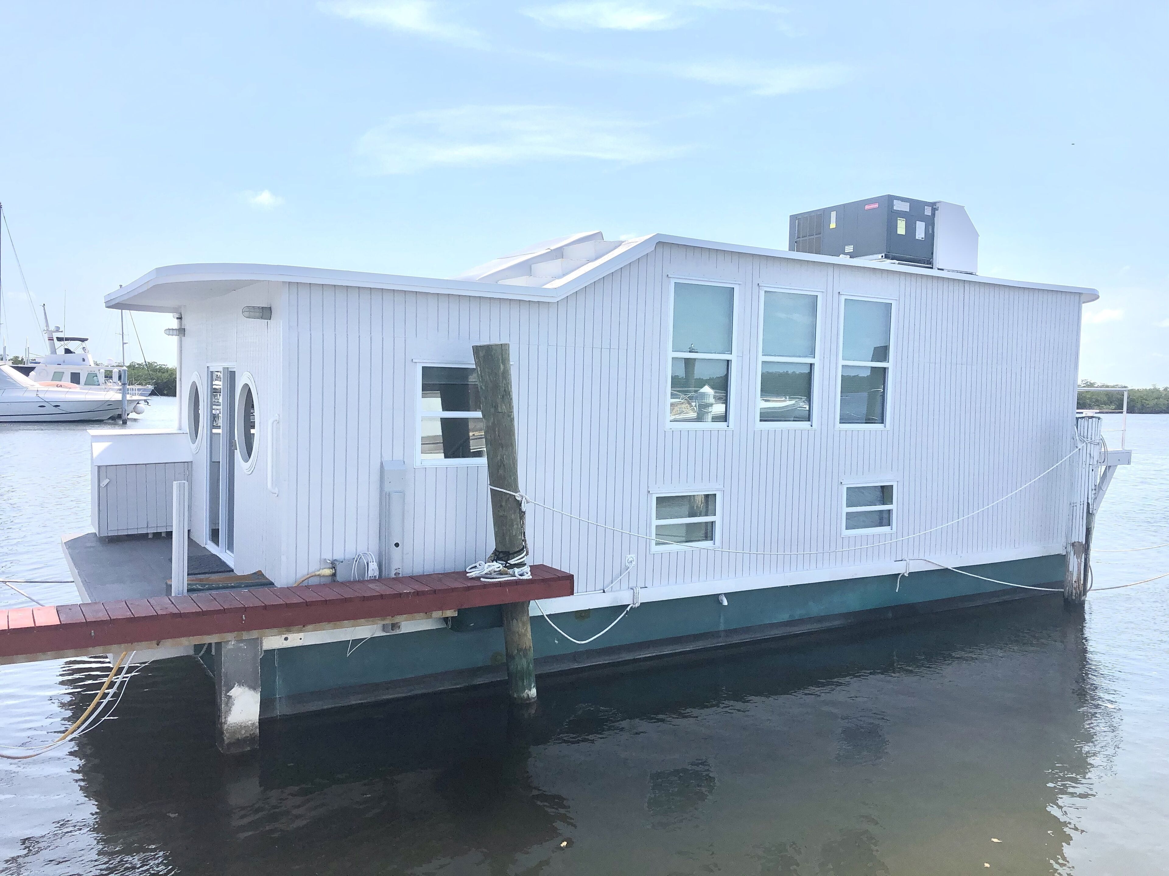 럭셔리 방갈로 | 1 개의 침실, 각각 다른 스타일의 인테리어, 각각 다르게 가구 비치, 노트북 작업 공간