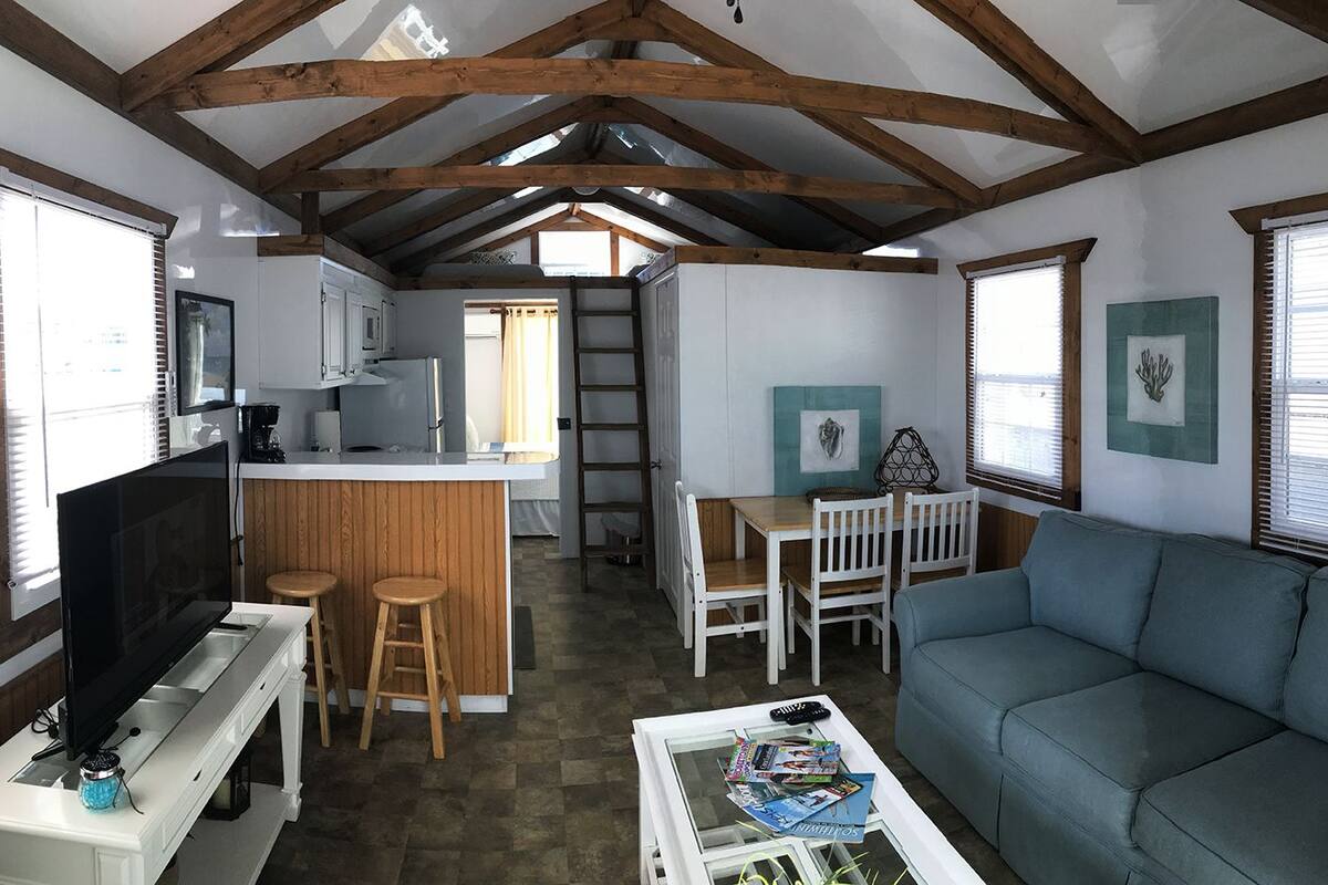 Hyggelig opholdsstue med TV, bar og siddepladser.